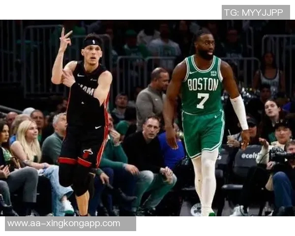 巴特勒强势突破篮下完成折叠打进并造成对手犯规精彩瞬间